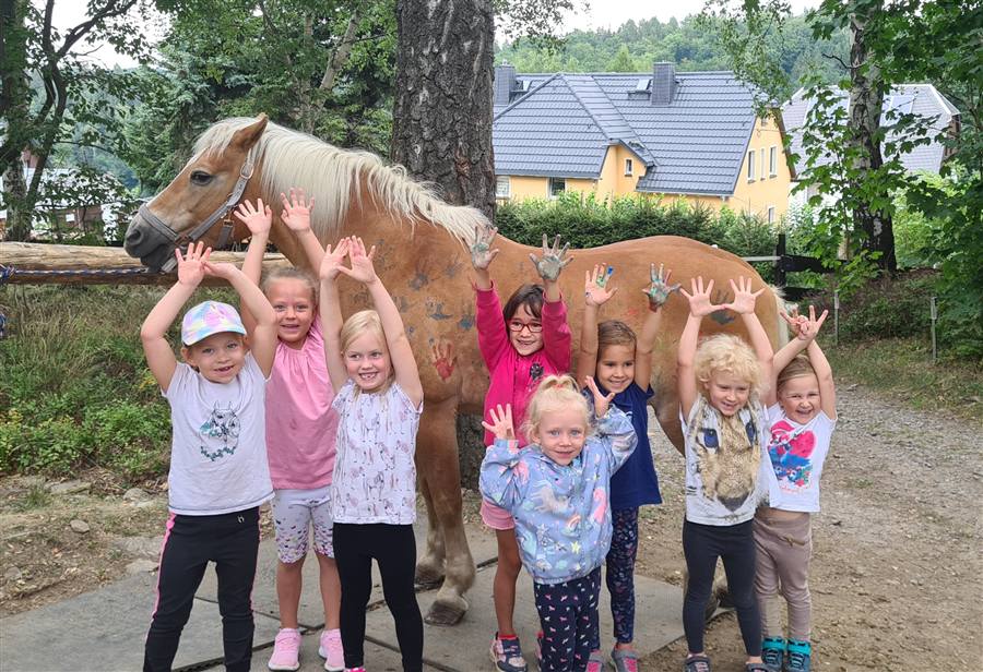 Kinder mit bunten Händen