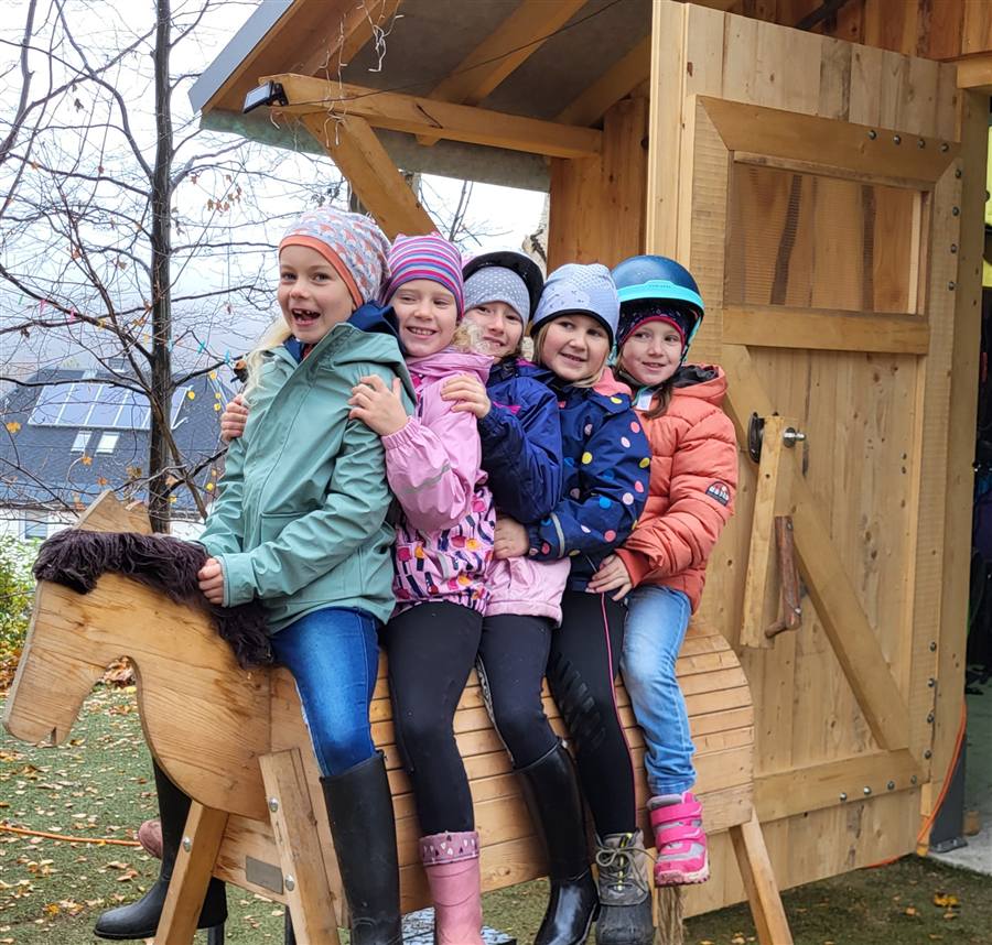 Kinder auf dem Holzpferd