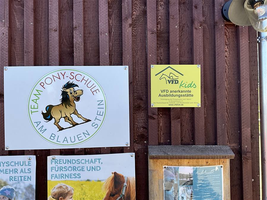Ponyschule-Schilder